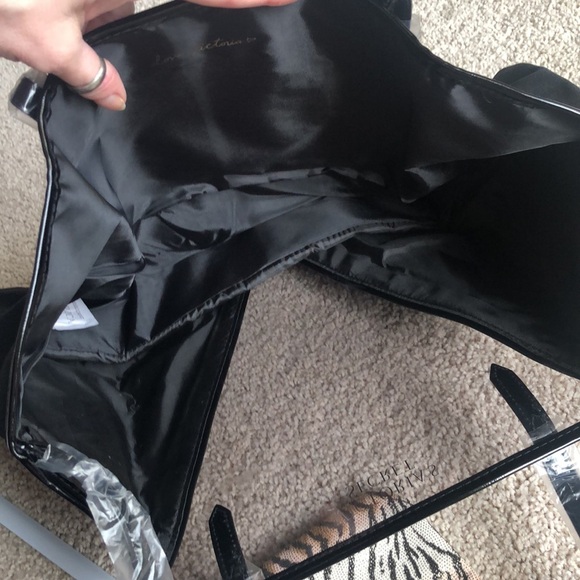 VICTORIA’S SECRET BLACK TOTE WITH MAKEUP BAG - Picture 5 of 5